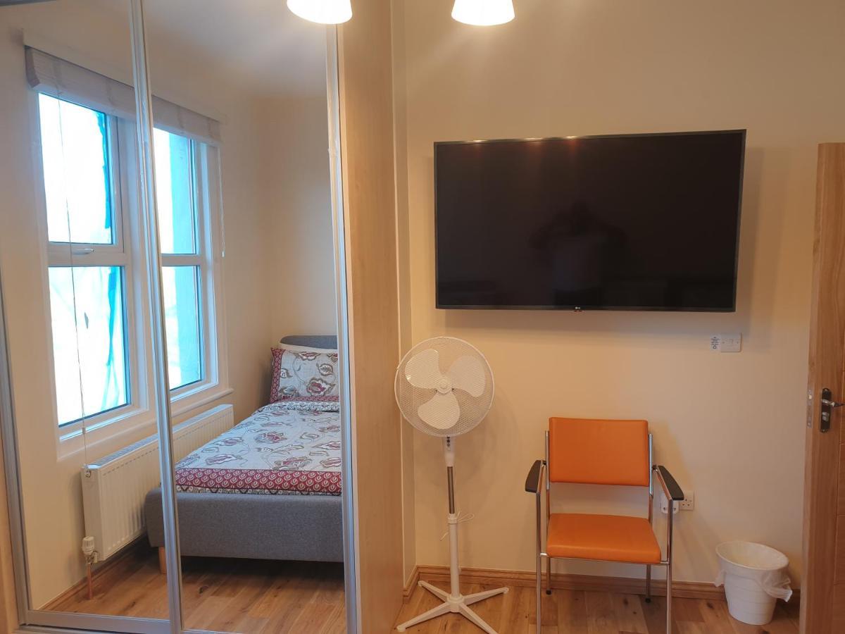 London Luxury Spacious 2 Bedroom Apartment 4 Mins From Ilford Stn. Free Parking 外观 照片
